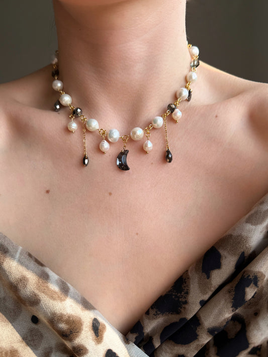 Collier de perles baroques et de cristaux