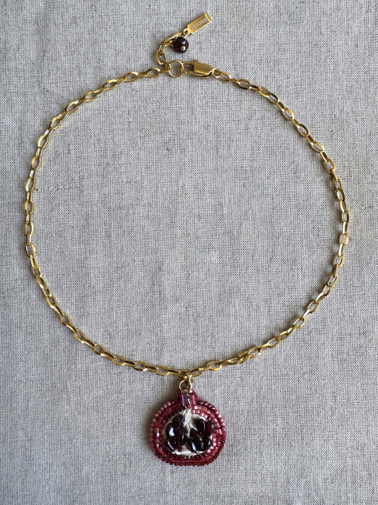 Collier pendentif grenade brodé