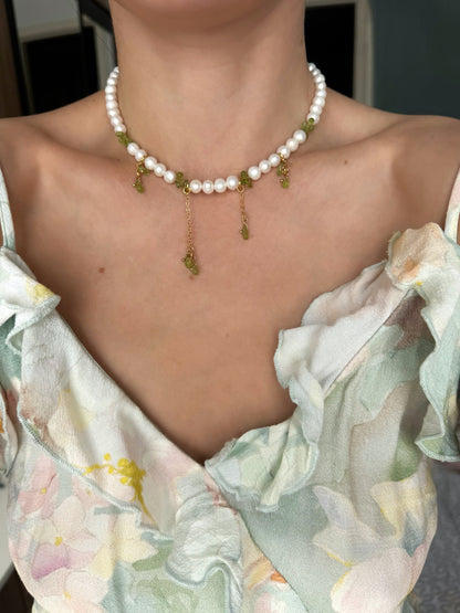 Halskette aus Süßwasserperlen und natürlichem Peridotstein