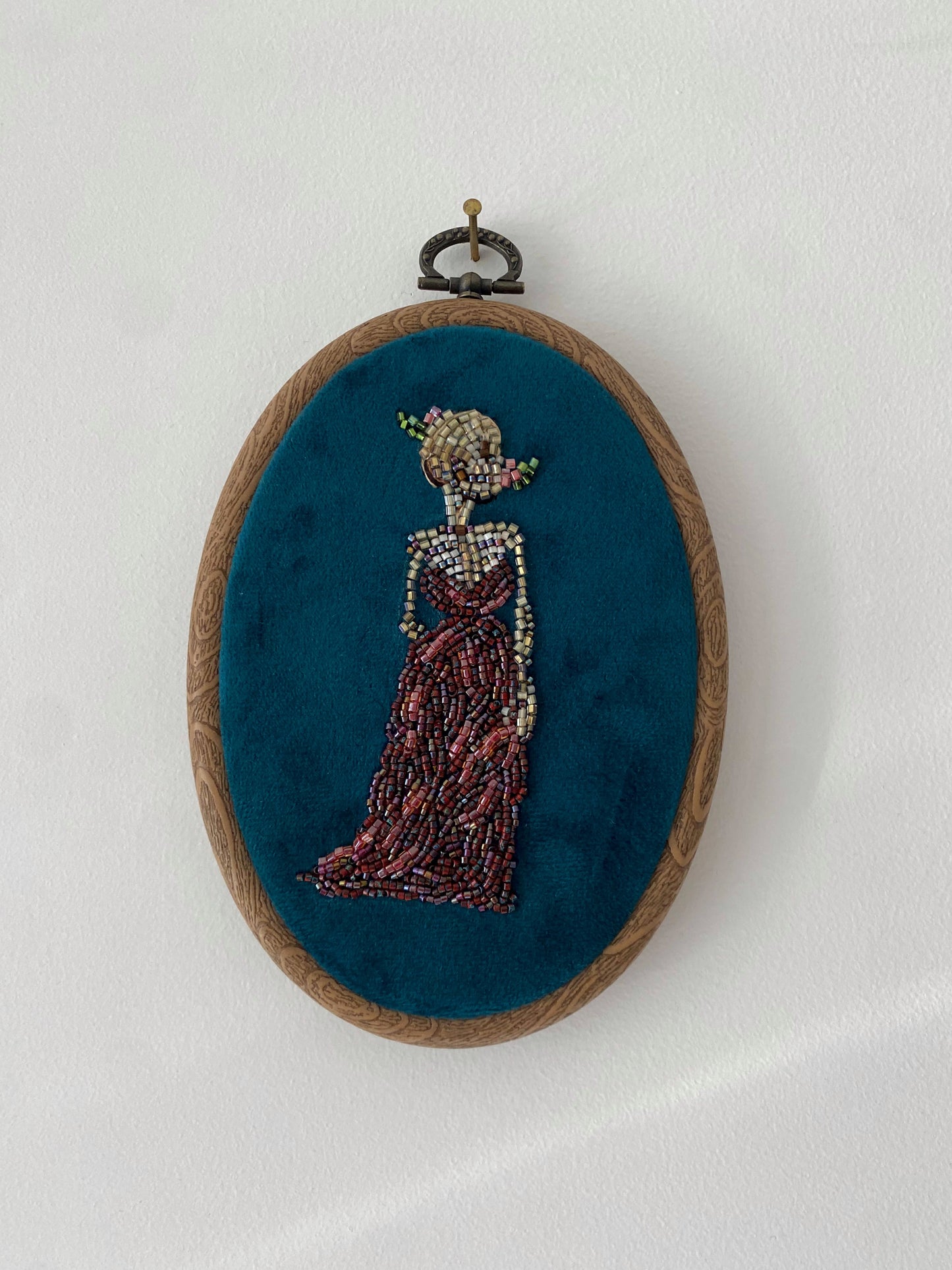 Décoration murale, tambour brodé à la main squelette en robe