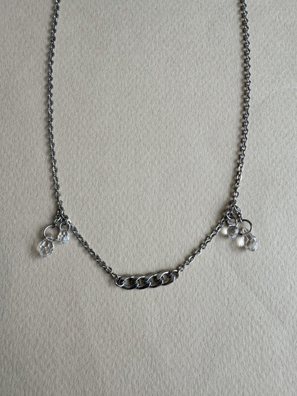 Silberne Gesichtskette mit Tropfenanhängern