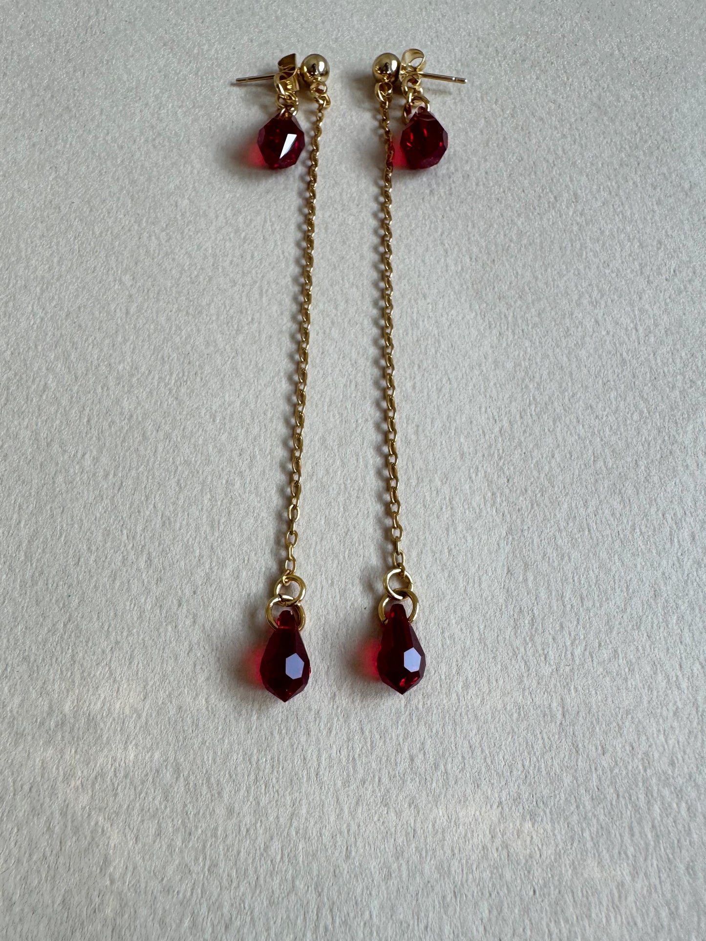 Boucles d’oreilles longues avec pendantes gouttes rouges