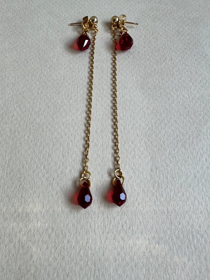 Boucles d’oreilles longues avec pendantes gouttes rouges
