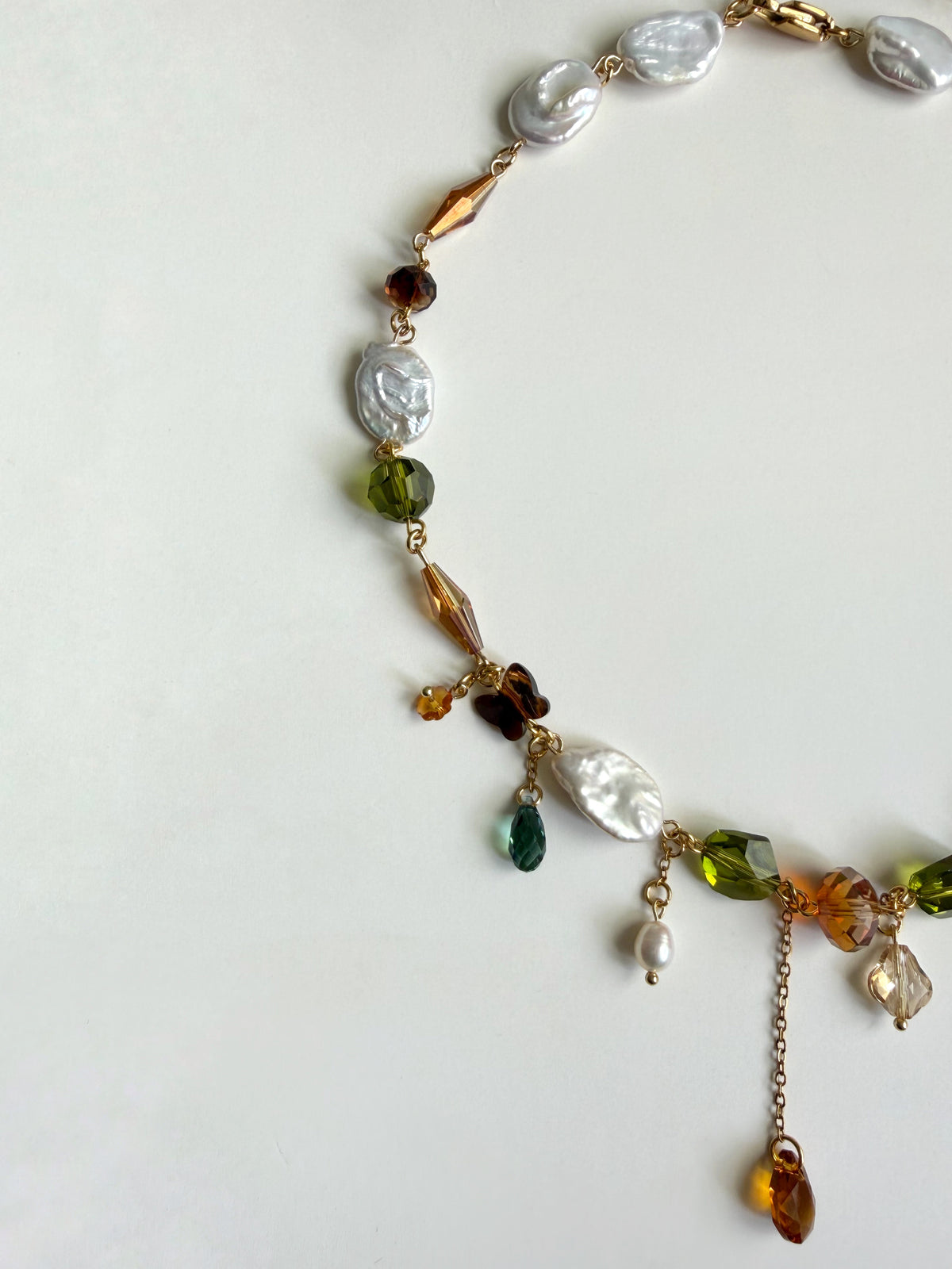 Collier de perles baroques et de cristaux multicolores