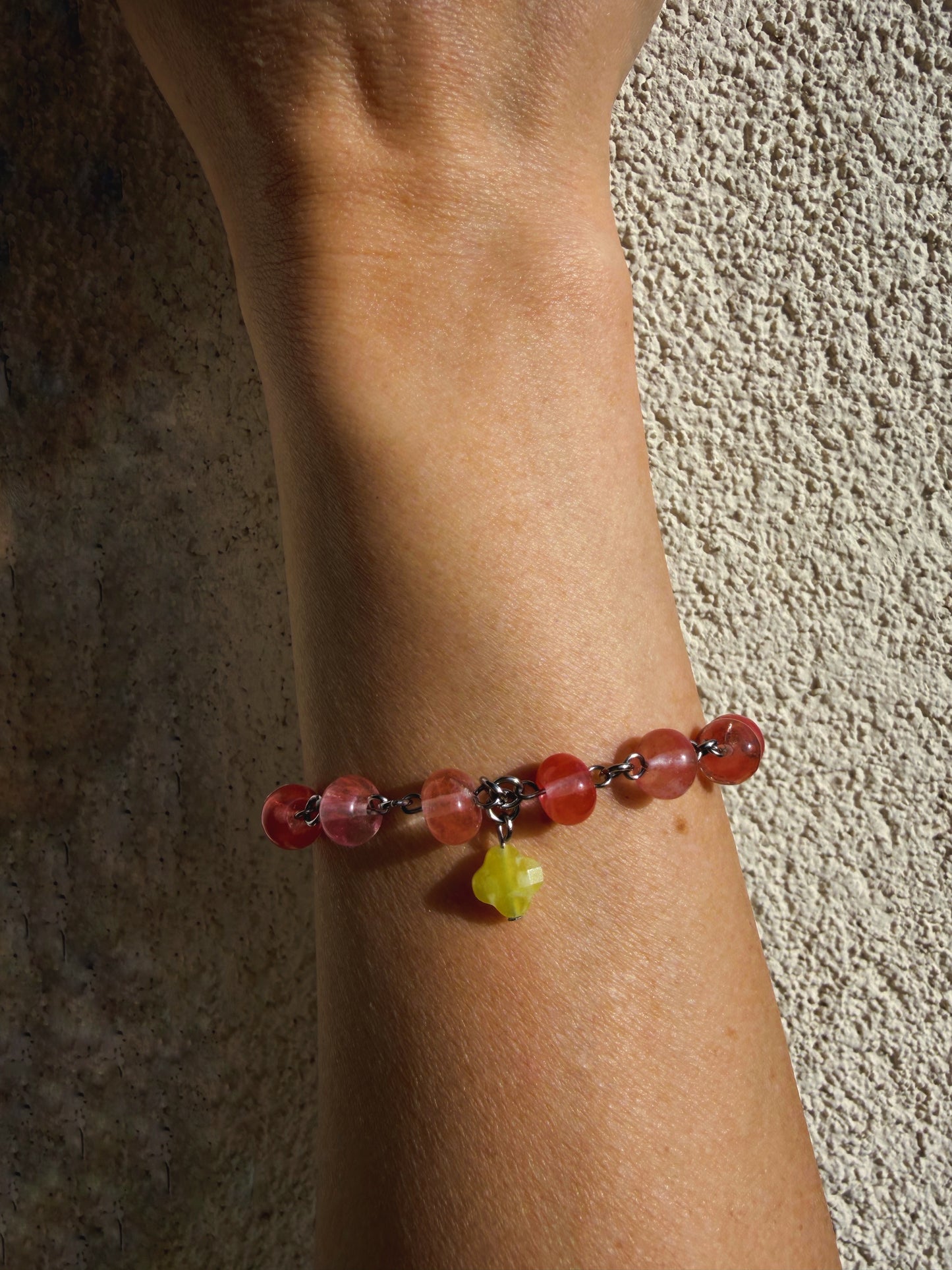 Armband aus Erdbeerquarz und Zitronenjade