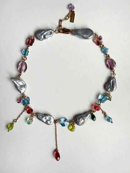 Collier de perles baroques grises et de cristaux multicolores