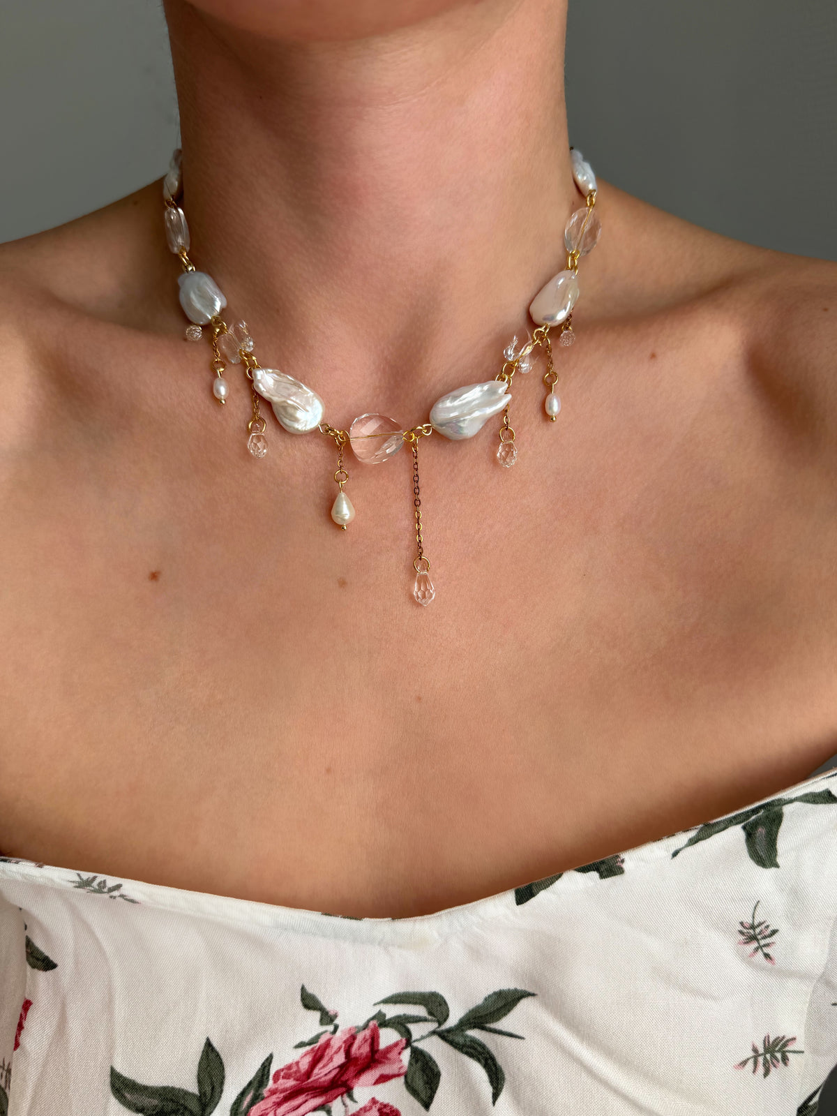 Collier de perles baroques et de cristaux
