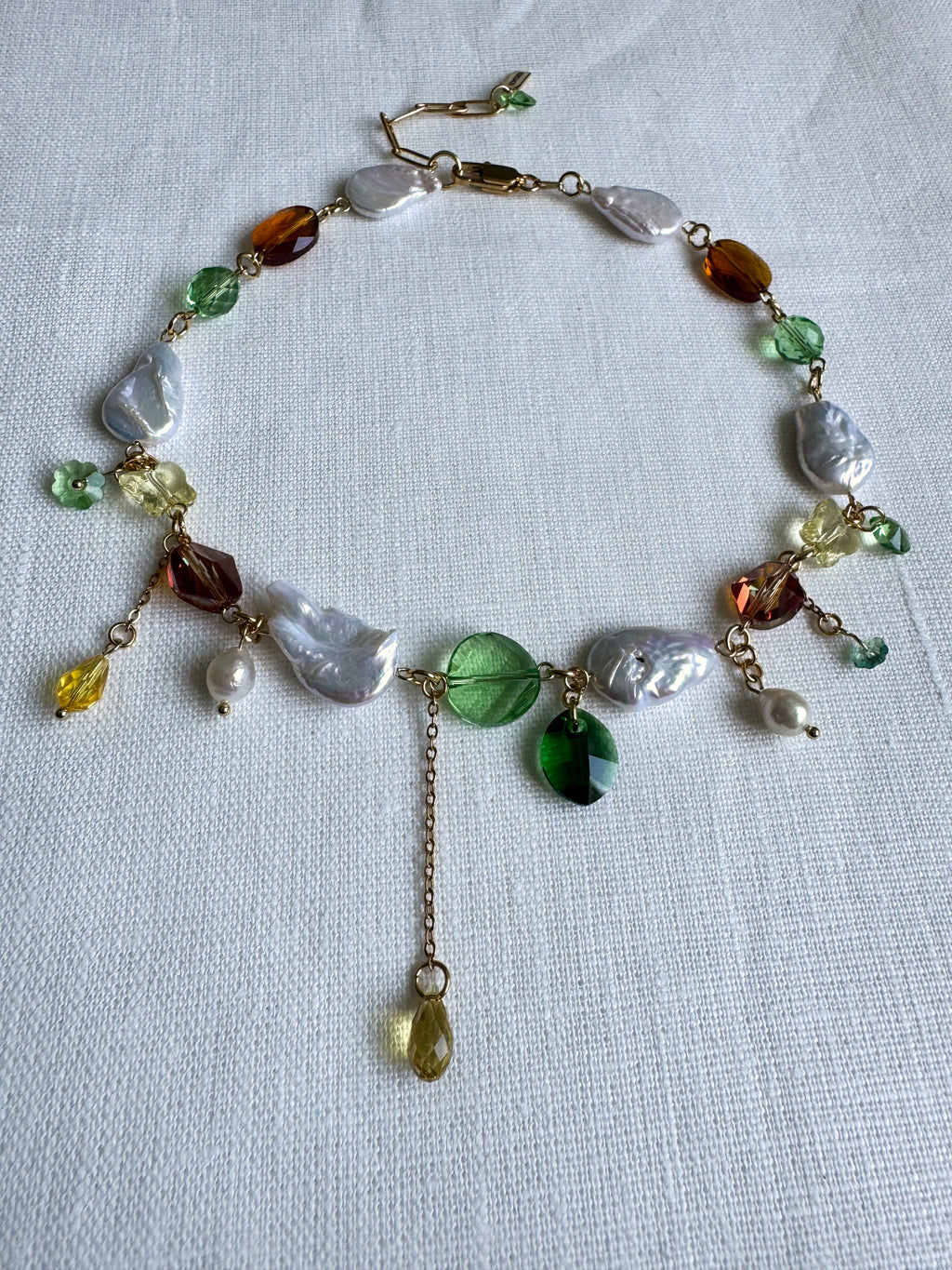 Collier de perles baroques et de cristaux multicolores