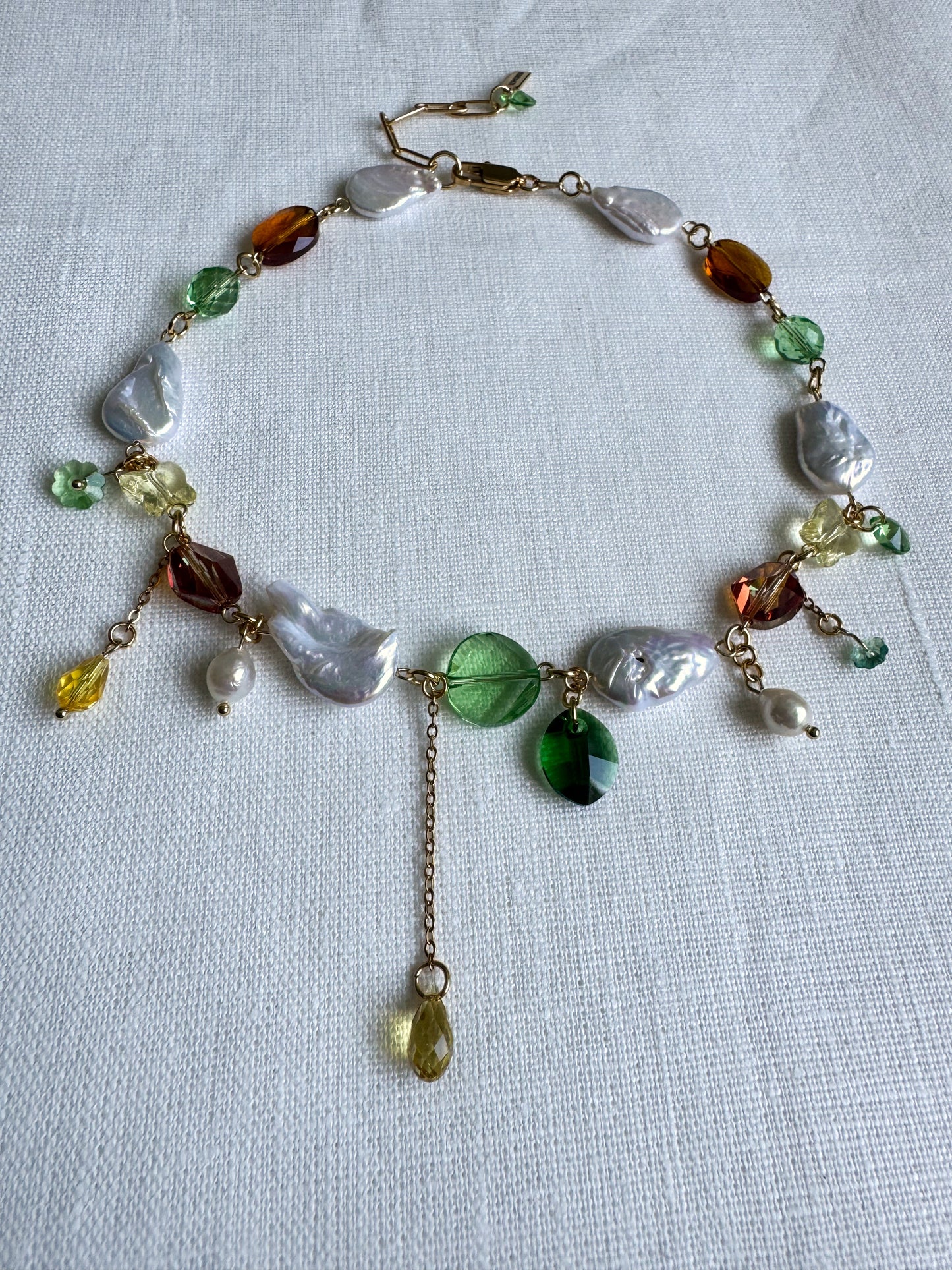 Collier de perles baroques et de cristaux multicolores
