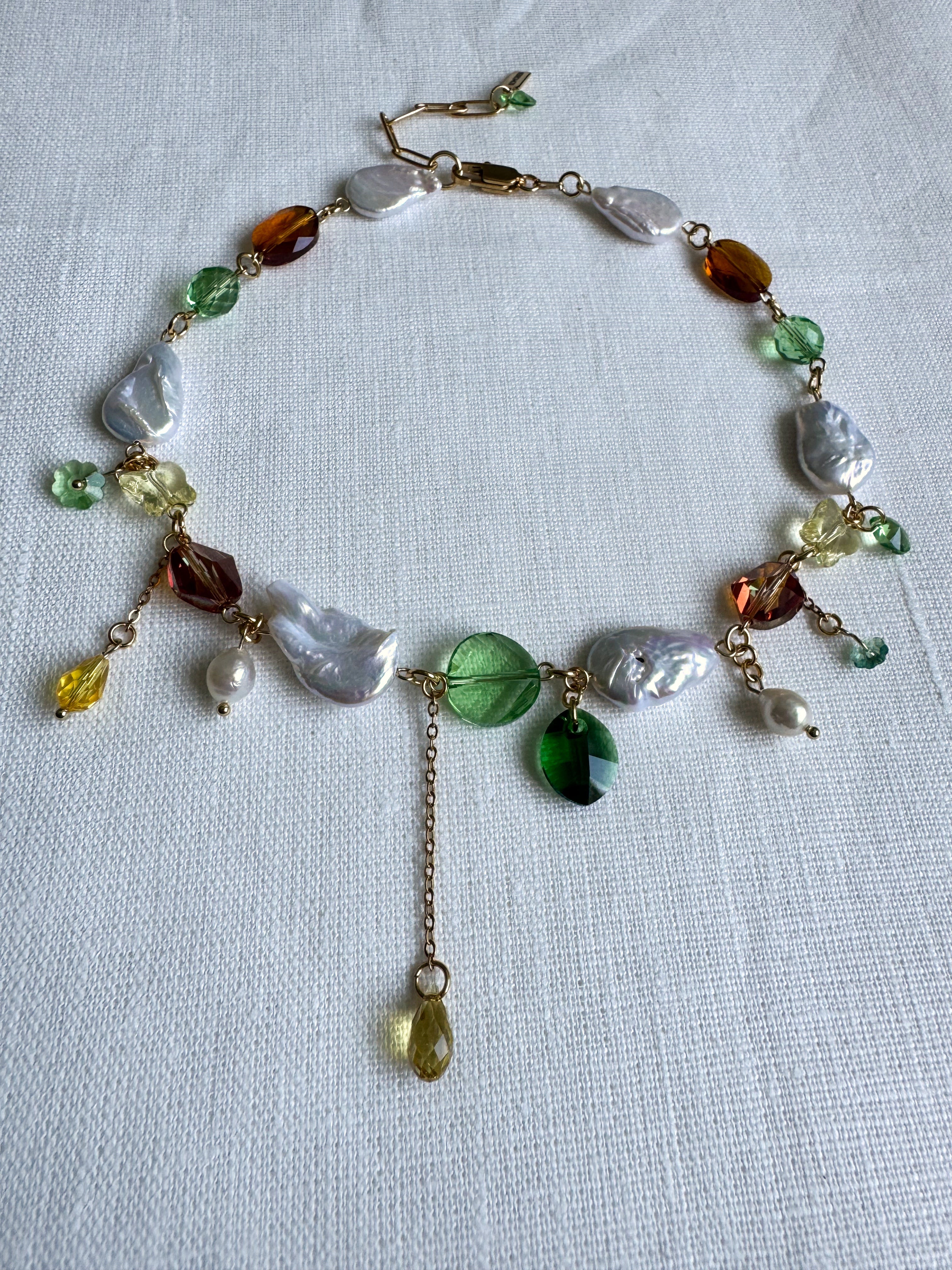 Collier de perles baroques et de cristaux multicolores