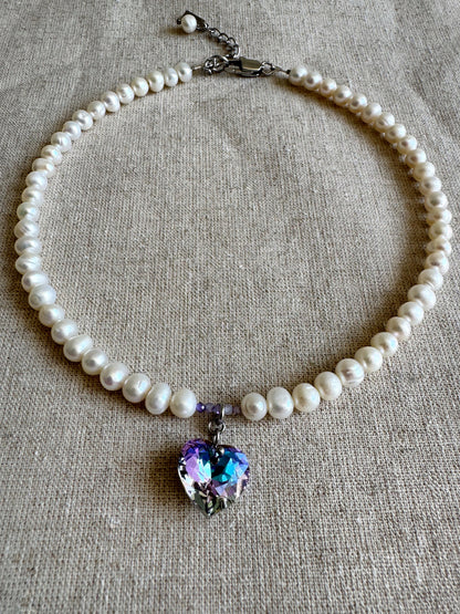 Collier de perles d’eau douce et pendentif cœur en cristal