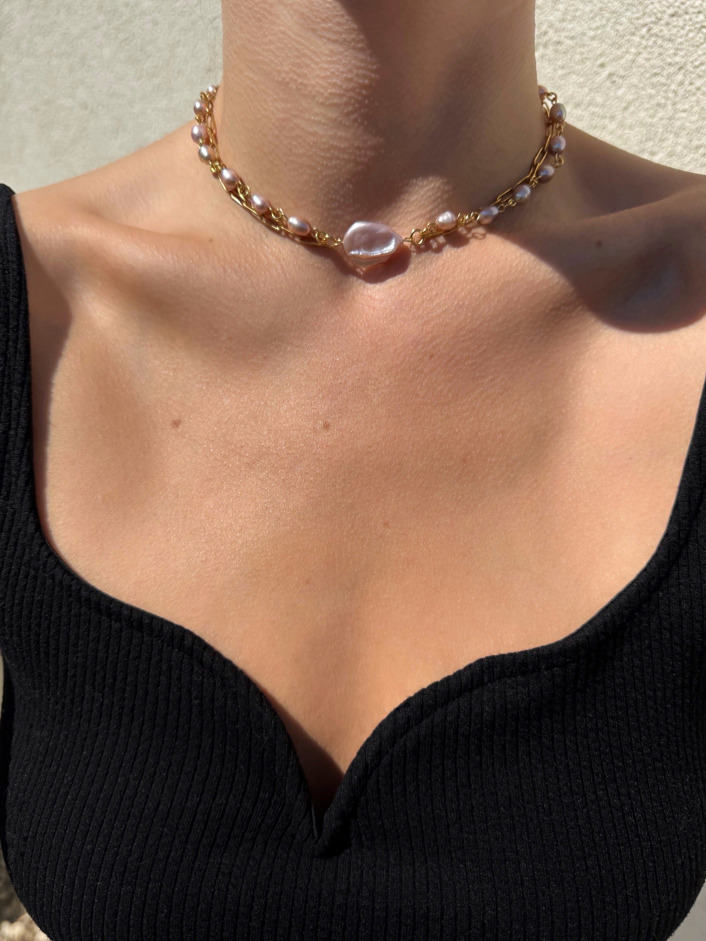 Collier superposé de perles d’eau douce roses et chaîne dorée