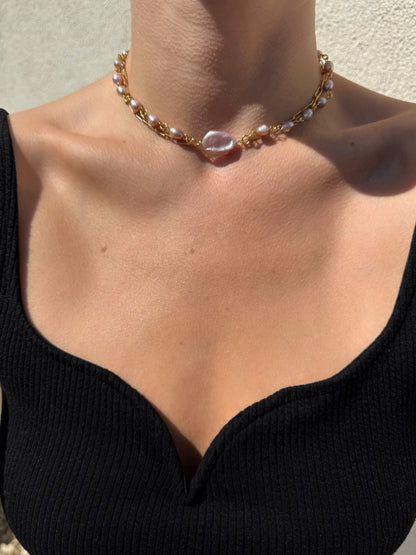 Mehrreihige Halskette mit rosa Süßwasserperlen und Goldkette