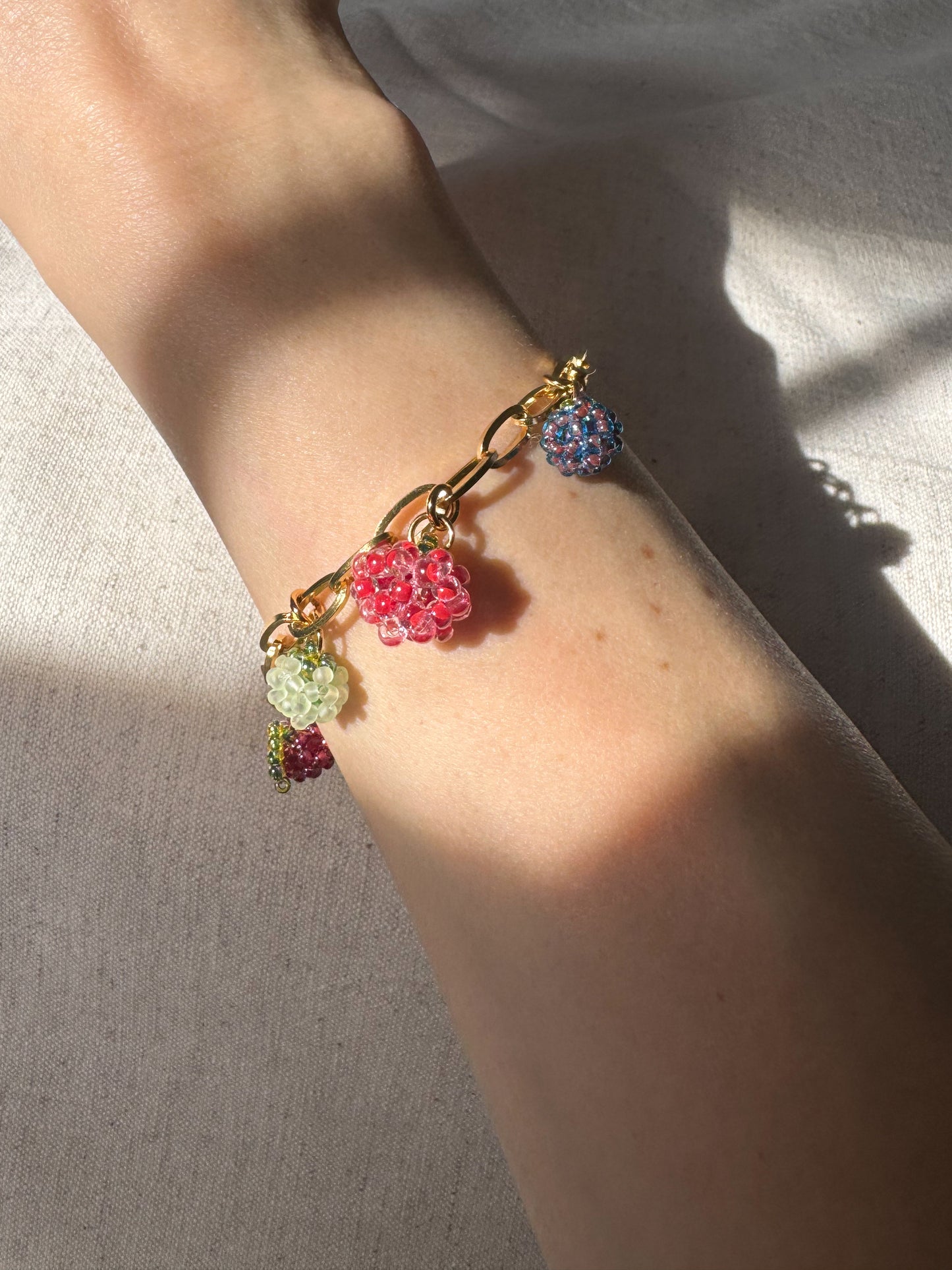 Fruchtarmband mit mehreren Charms