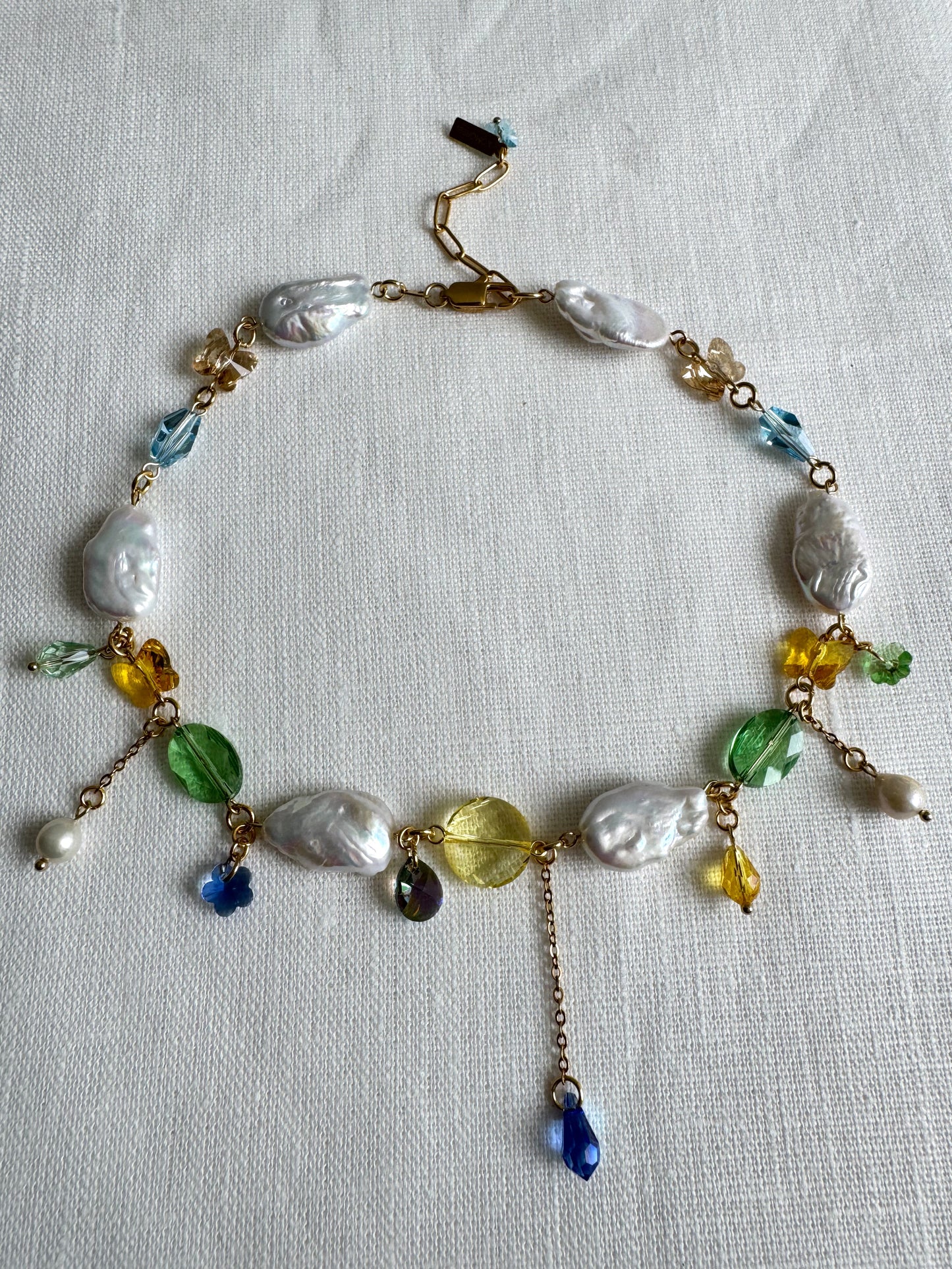 Collier de perles baroques et de cristaux multicolores