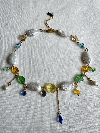 Halskette aus Barockperlen und mehrfarbigen Kristallen