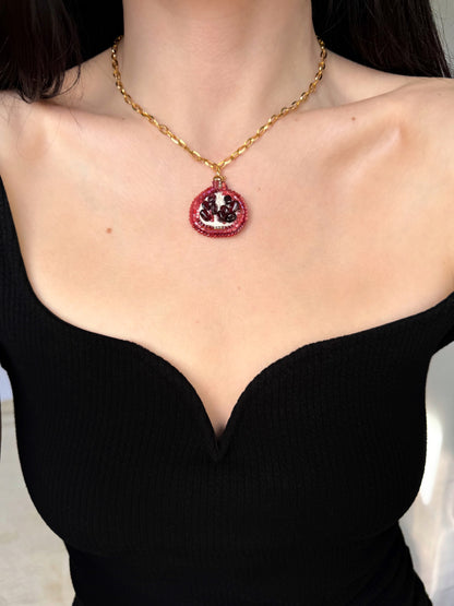 Collier pendentif grenade brodé