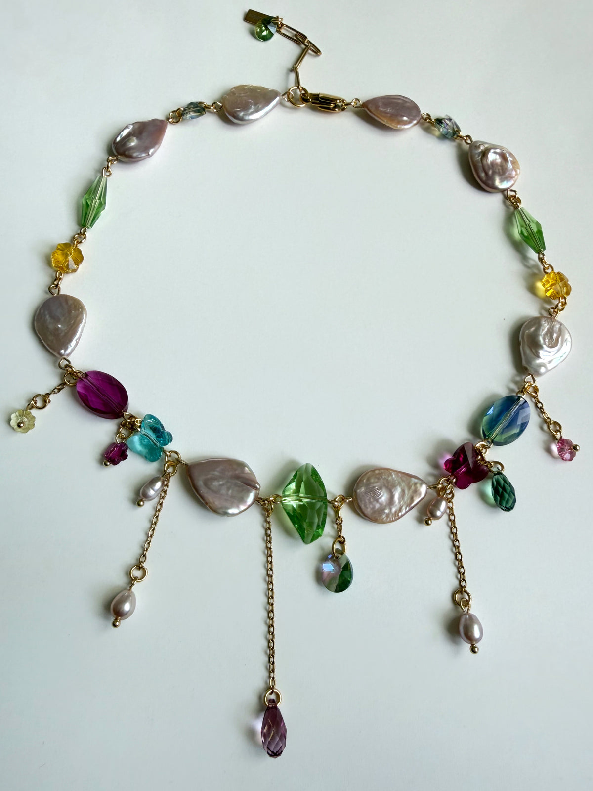 Collier de perles baroques roses et de cristaux multicolores