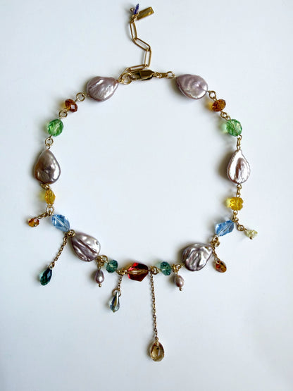Collier de perles baroques roses et de cristaux multicolores