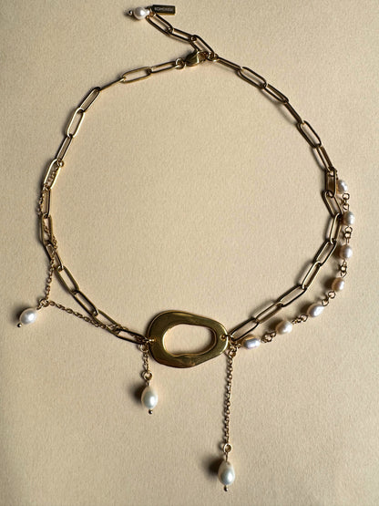 Mehrreihige Halskette mit Süßwasserperlen und Goldkette