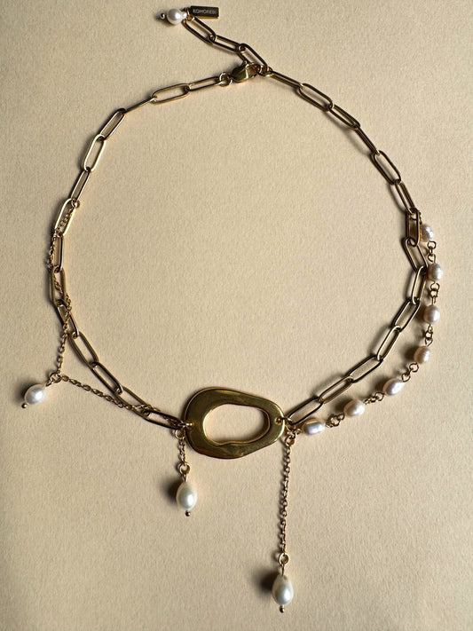 Collier superposé de perles d’eau douce et chaîne dorée