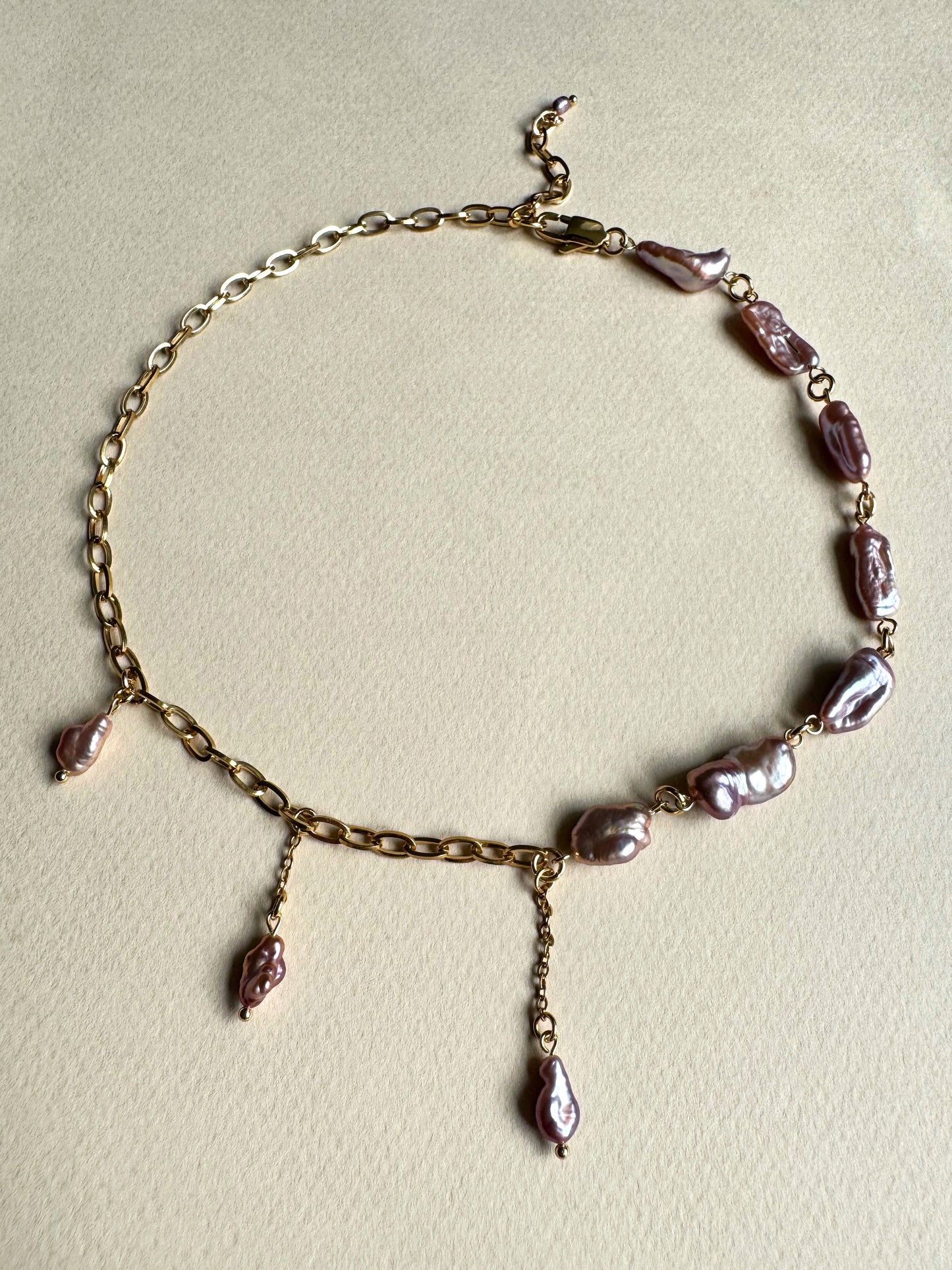 Halskette aus violetten Barockperlen und goldener Kette