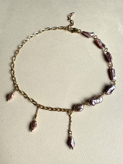 Halskette aus violetten Barockperlen und goldener Kette