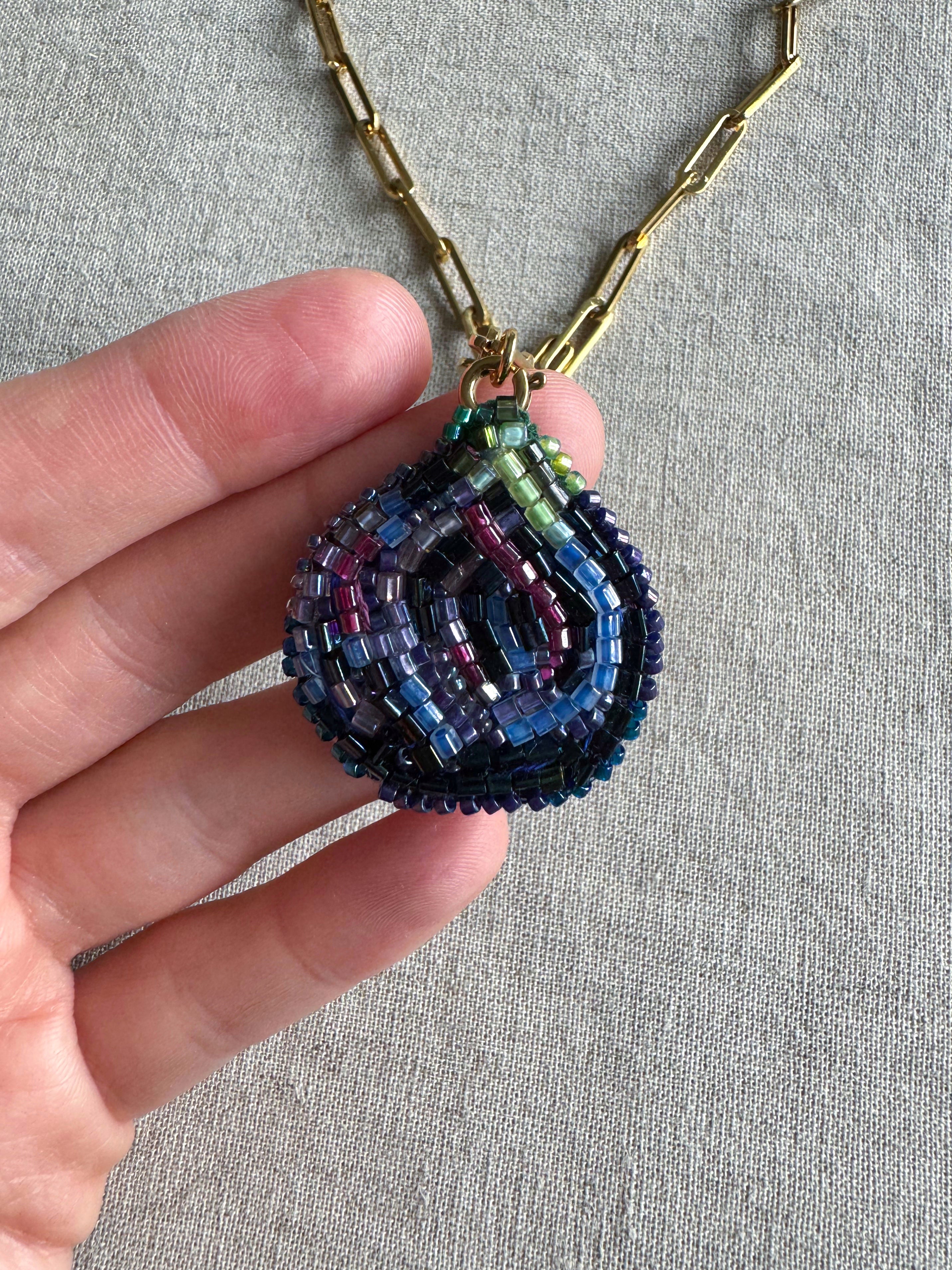 Collier pendentif figue brodé