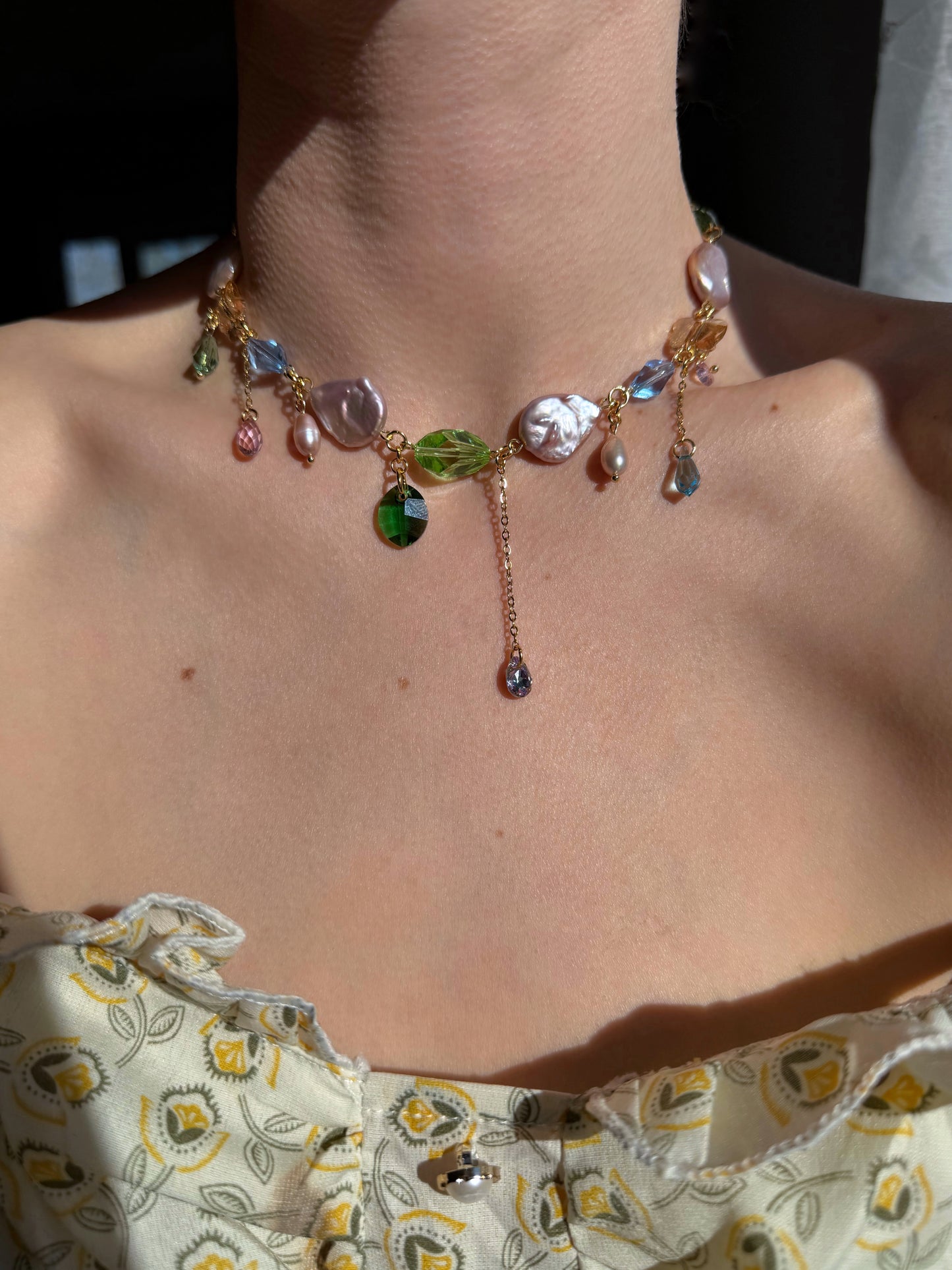 Collier de perles baroques roses et de cristaux multicolores