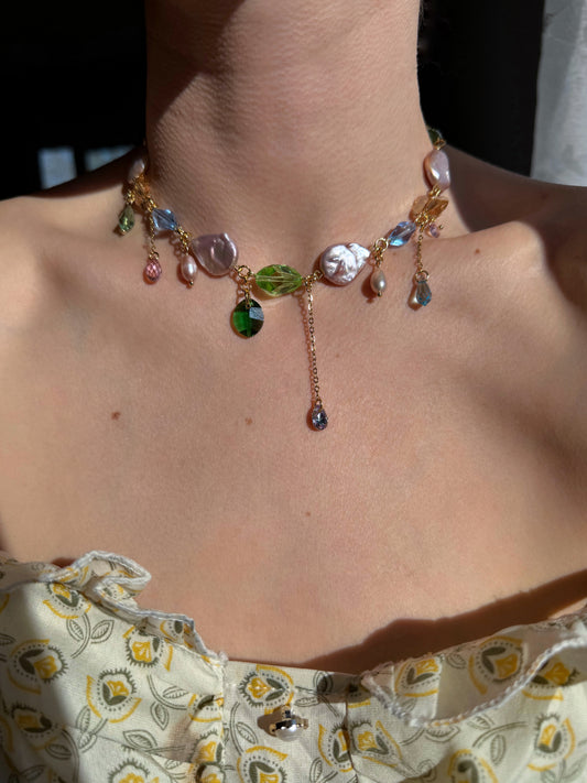 Collier de perles baroques roses et de cristaux multicolores