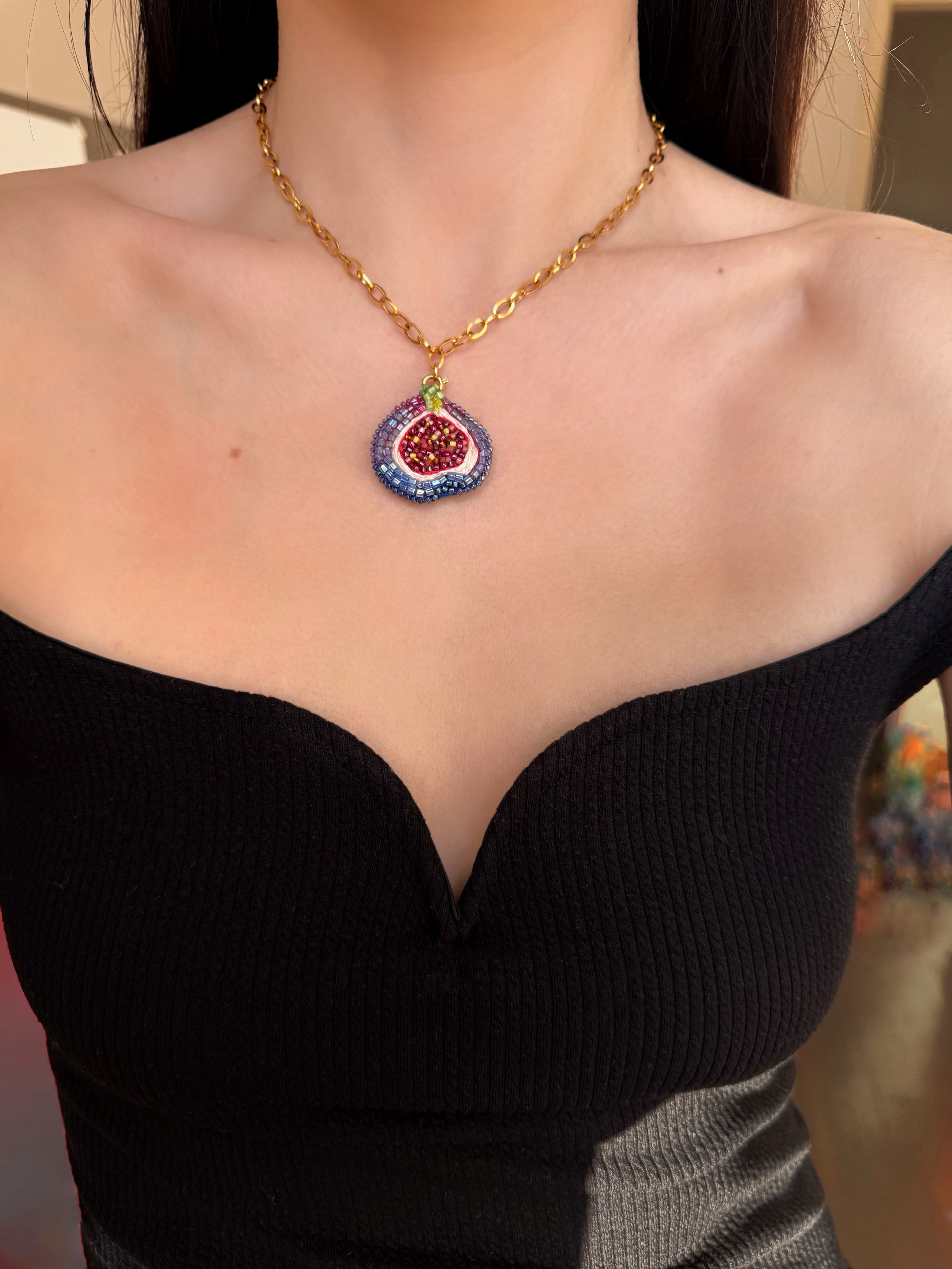 Collier pendentif figue brodé
