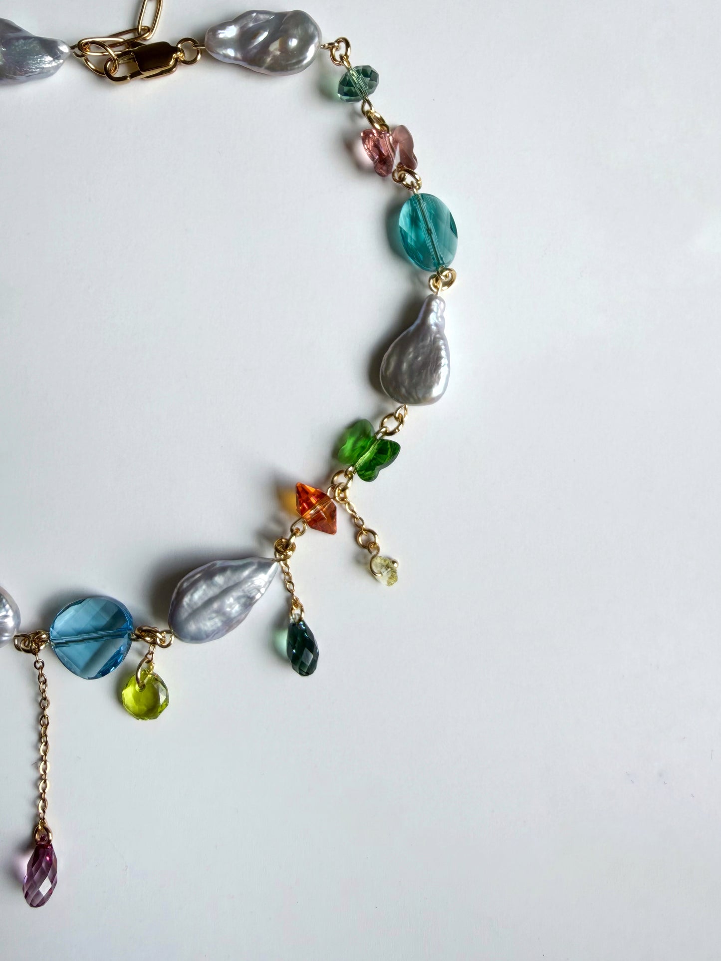Collier de perles baroques grises et de cristaux multicolores