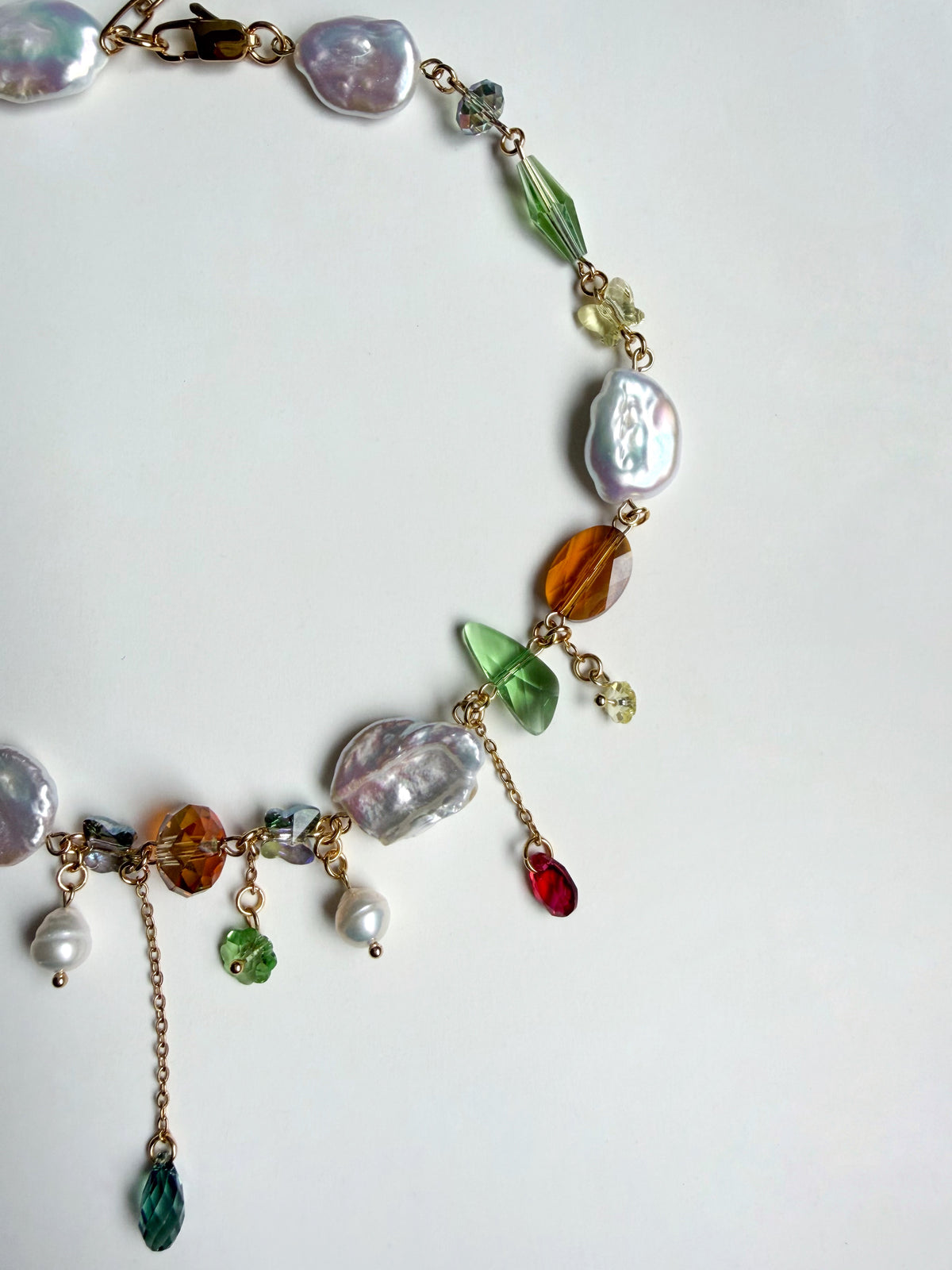 Collier de perles baroques et de cristaux multicolores