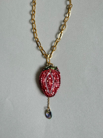 Collier pendentif fraise brodé
