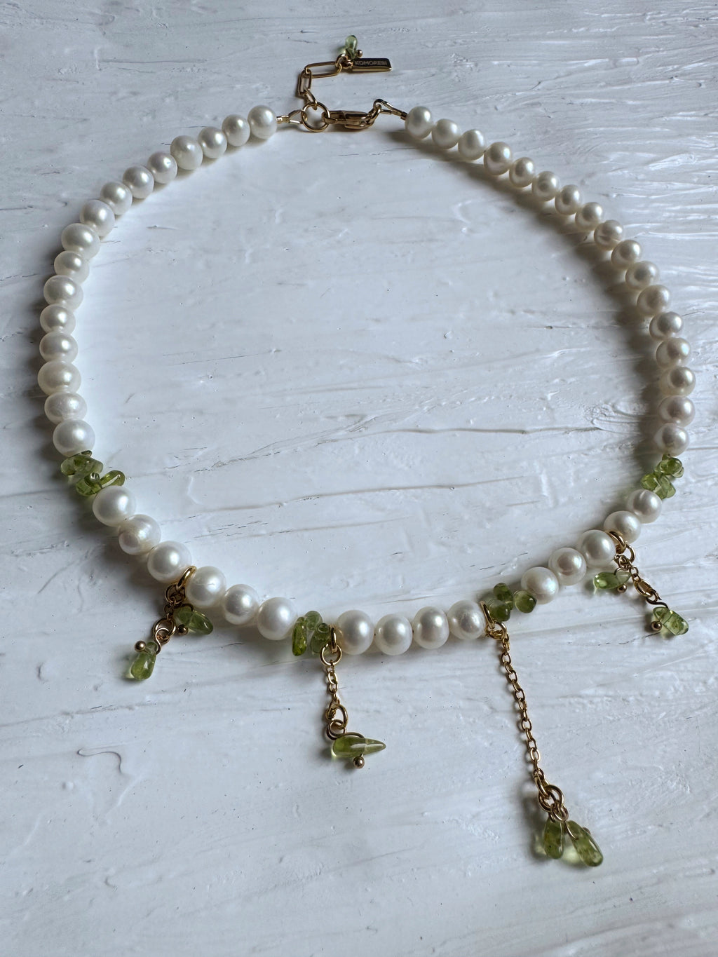 Collier de perles d’eau douce et de pierres naturelles de péridot