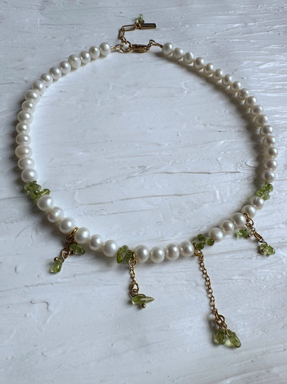 Halskette aus Süßwasserperlen und natürlichem Peridotstein