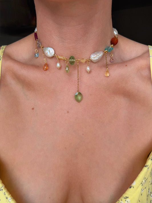 Collier de perles baroques et de cristaux multicolores