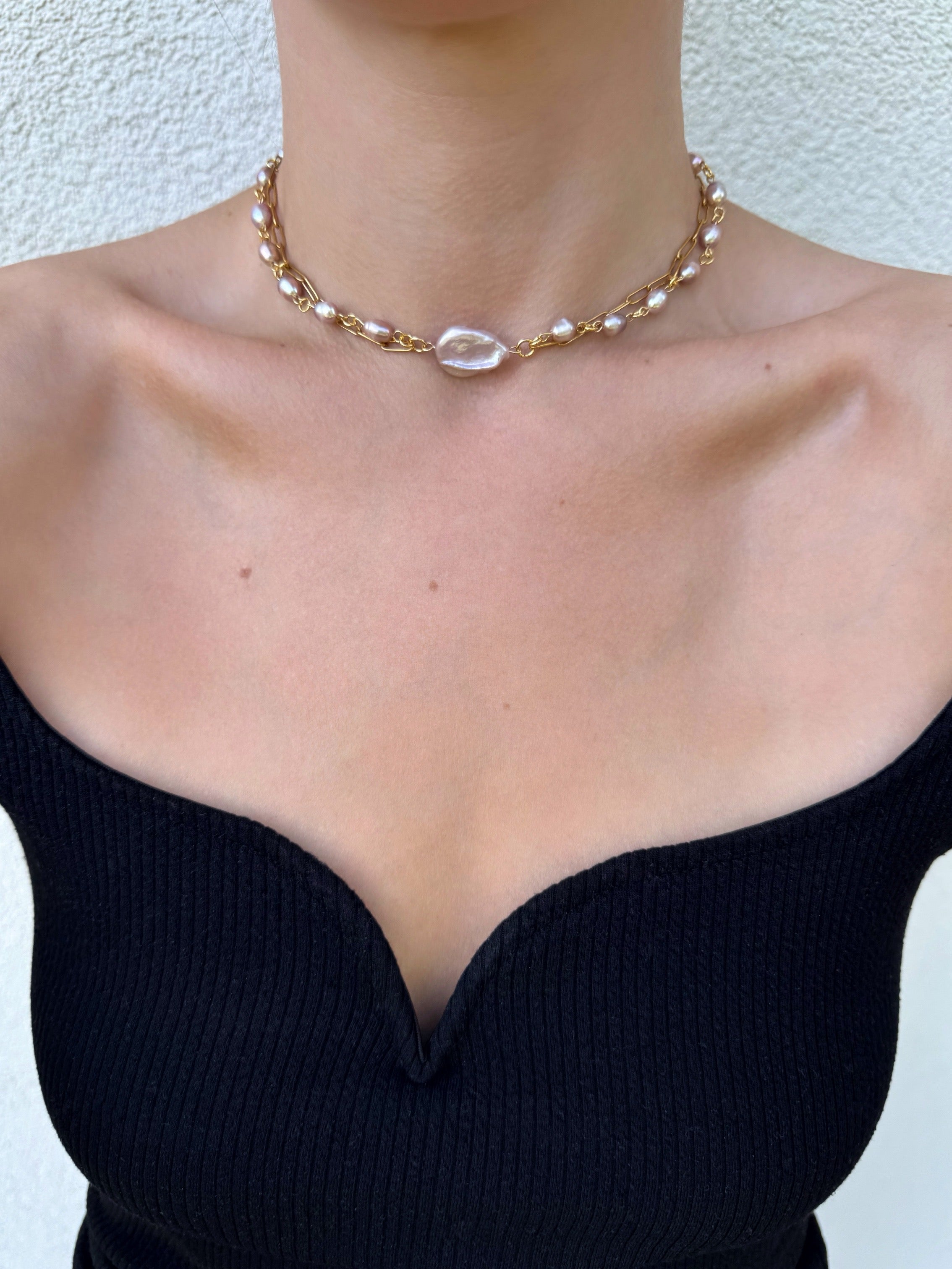 Collier superposé de perles d’eau douce roses et chaîne dorée