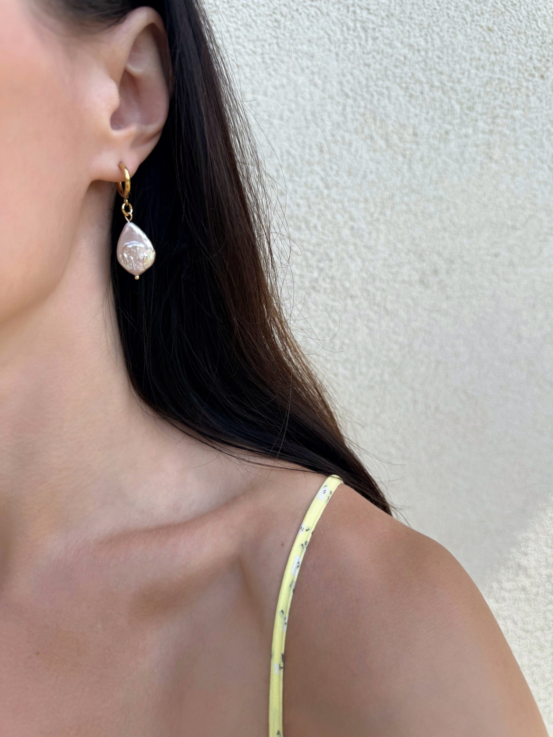 Boucles d’oreilles pendantes perle baroque rose