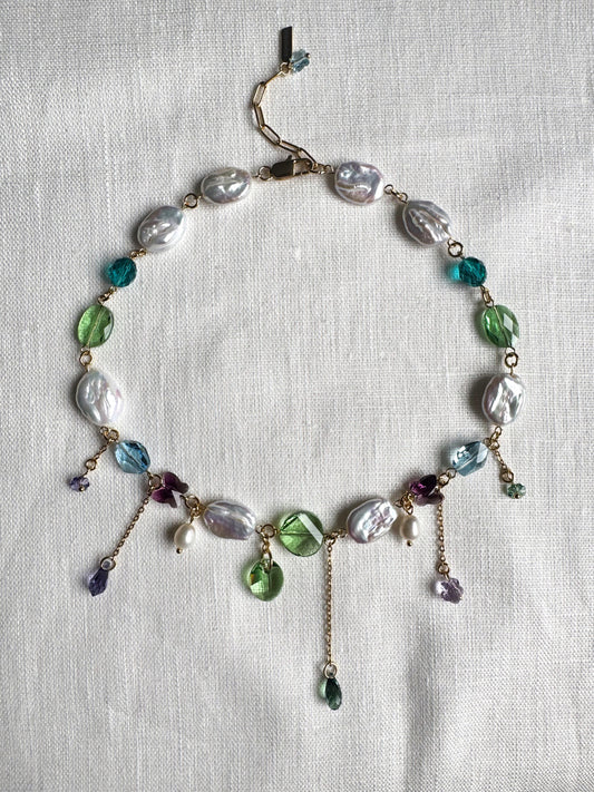 Collier de perles baroques et de cristaux multicolores