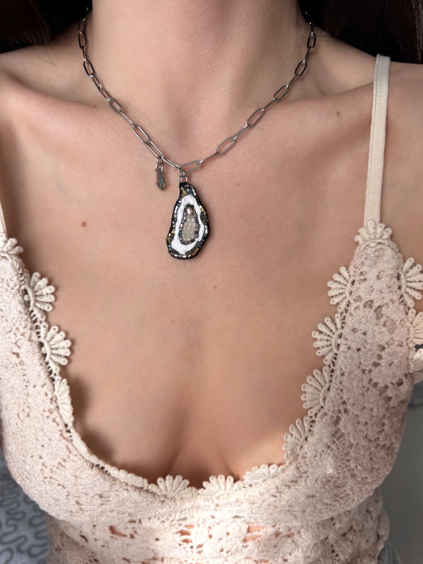 Collier pendentif huître brodé à la main