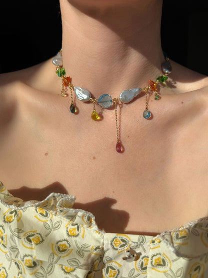Collier de perles baroques grises et de cristaux multicolores