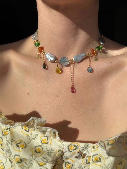 Collier de perles baroques grises et de cristaux multicolores