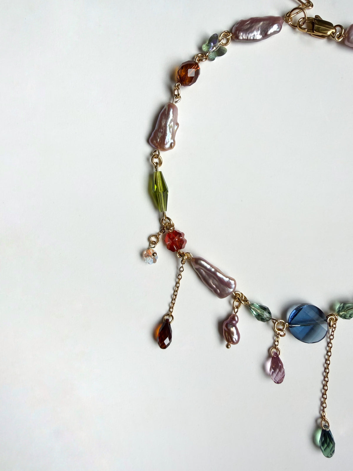 Collier de perles baroques roses et de cristaux multicolores