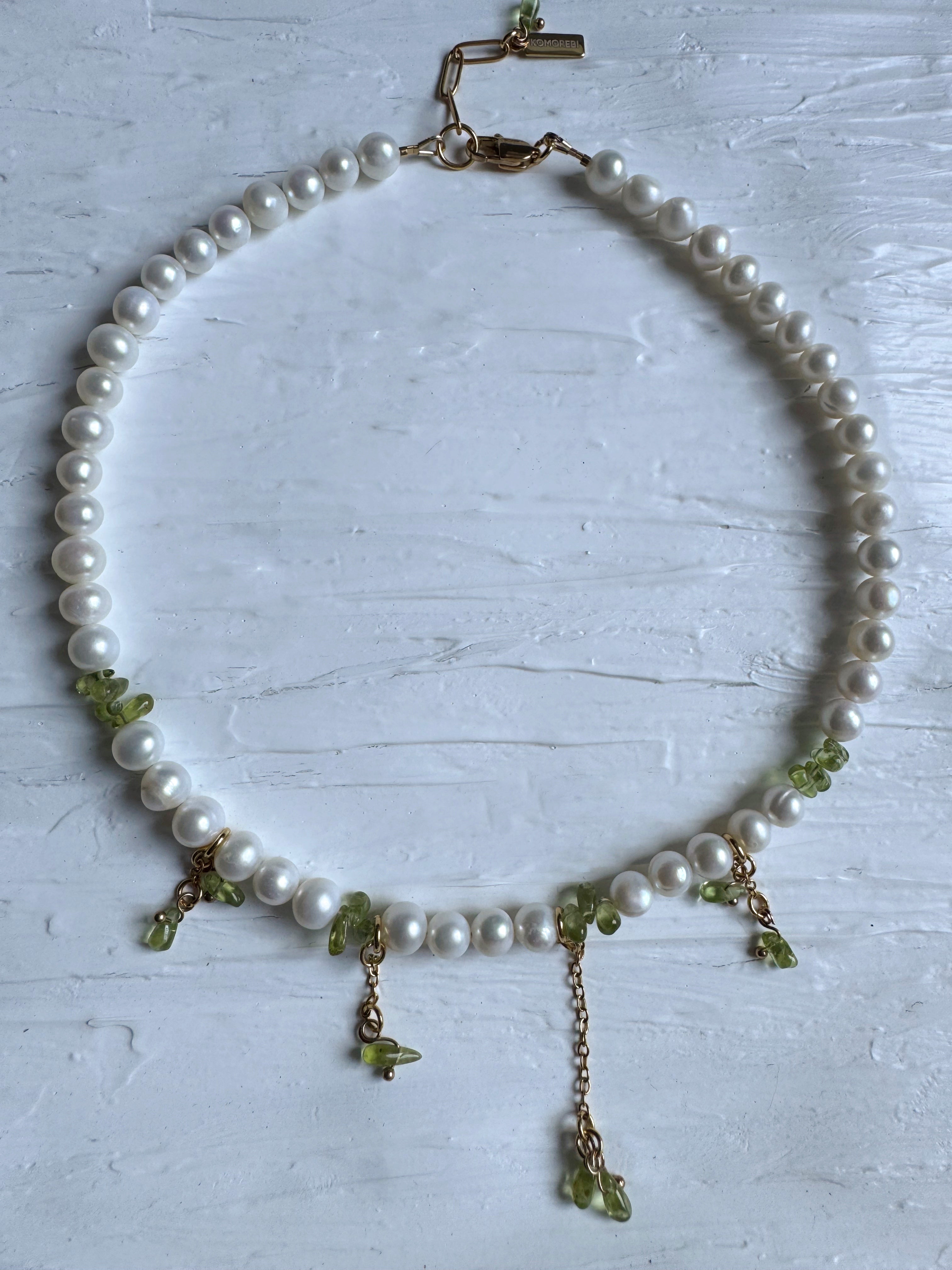 Collier de perles d’eau douce et de pierres naturelles de péridot