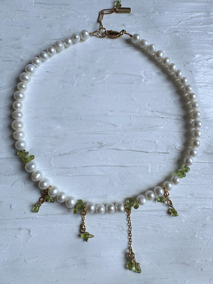 Halskette aus Süßwasserperlen und natürlichem Peridotstein