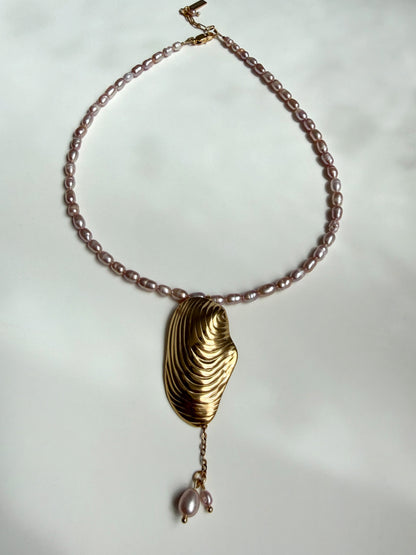 Collier de perles d’eau douce & coquillage doré