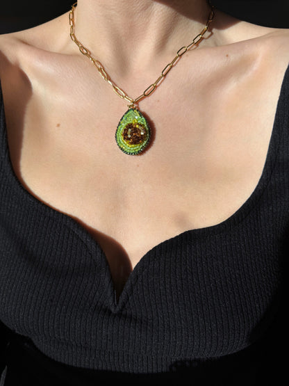 Avocado-Halskette mit Perlen bestickt