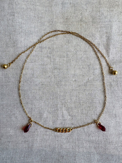 Goldene Gesichtskette mit roten Tropfenanhängern