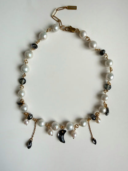 Collier de perles baroques et de cristaux